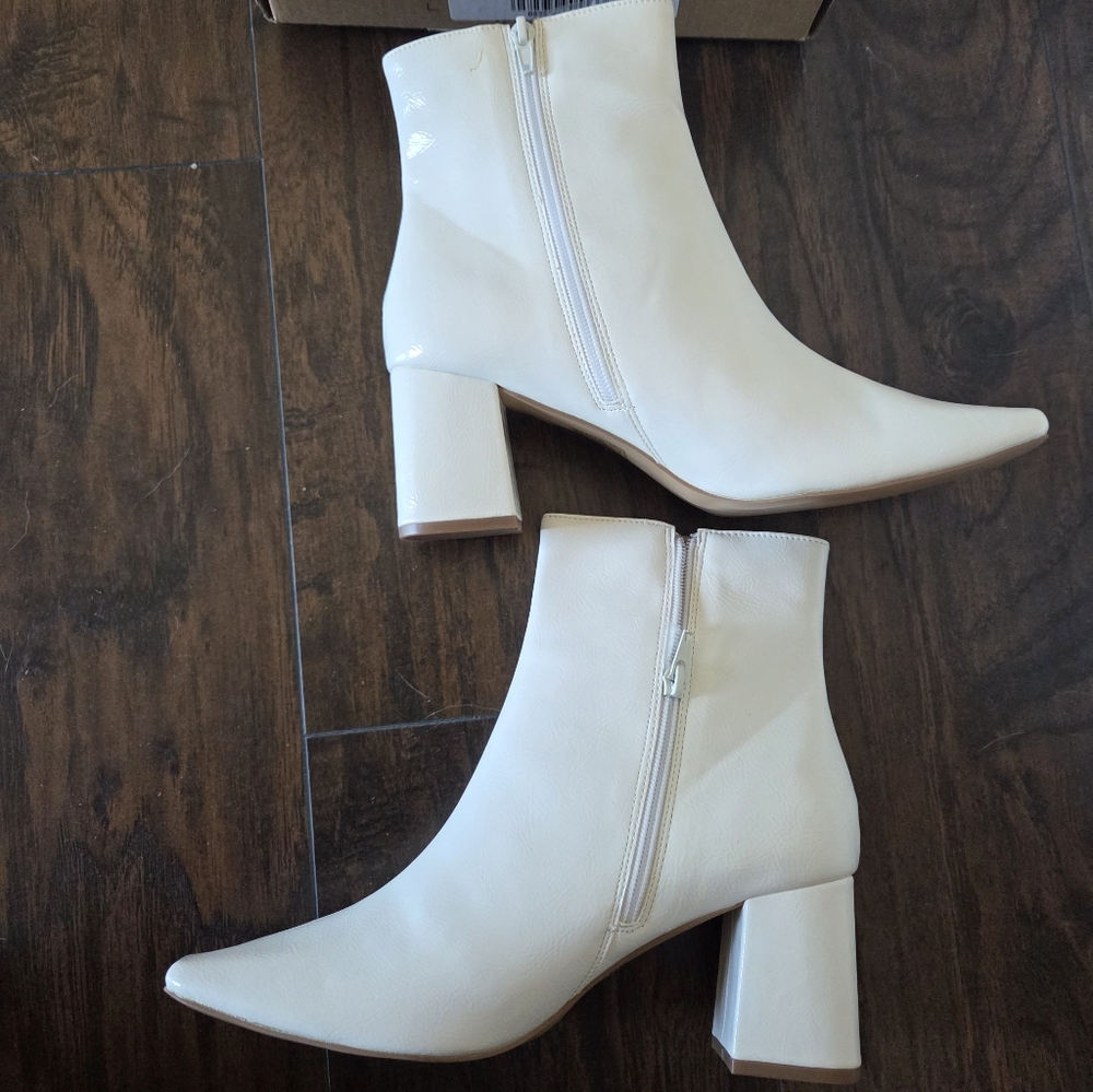 Journee Collection White Boot Size 10